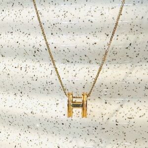 18k yellow gold letter ‘H’ pendant.